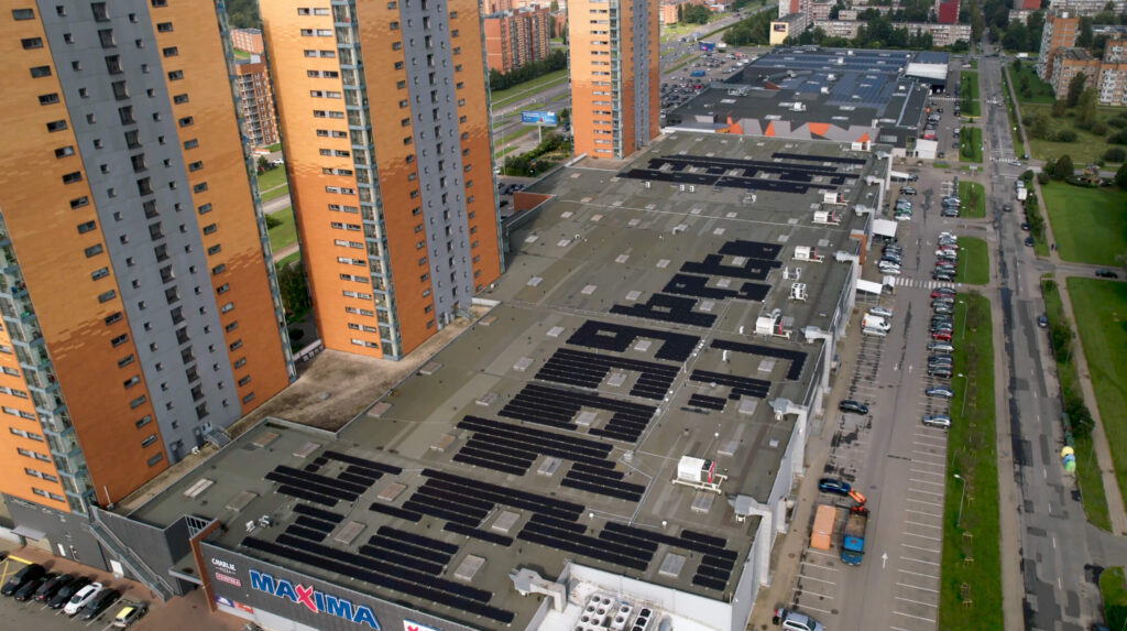 Prekybos centro stogo saulės elektrinė mieste – įgyvendintas komercinis saulės energijos projektas