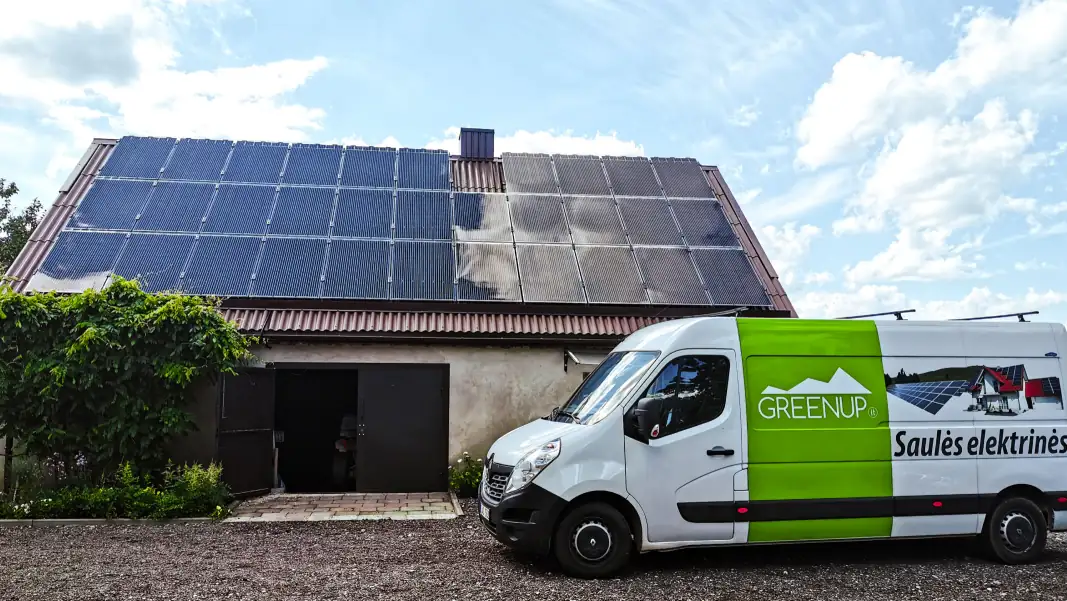 GreenUp automobilis prie sodybos su ant stogo sumontuota saulės elektrine