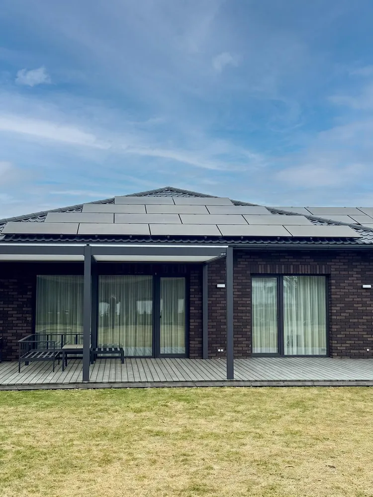 GreenUp įrengta saulės elektrinė ant privataus namo stogo