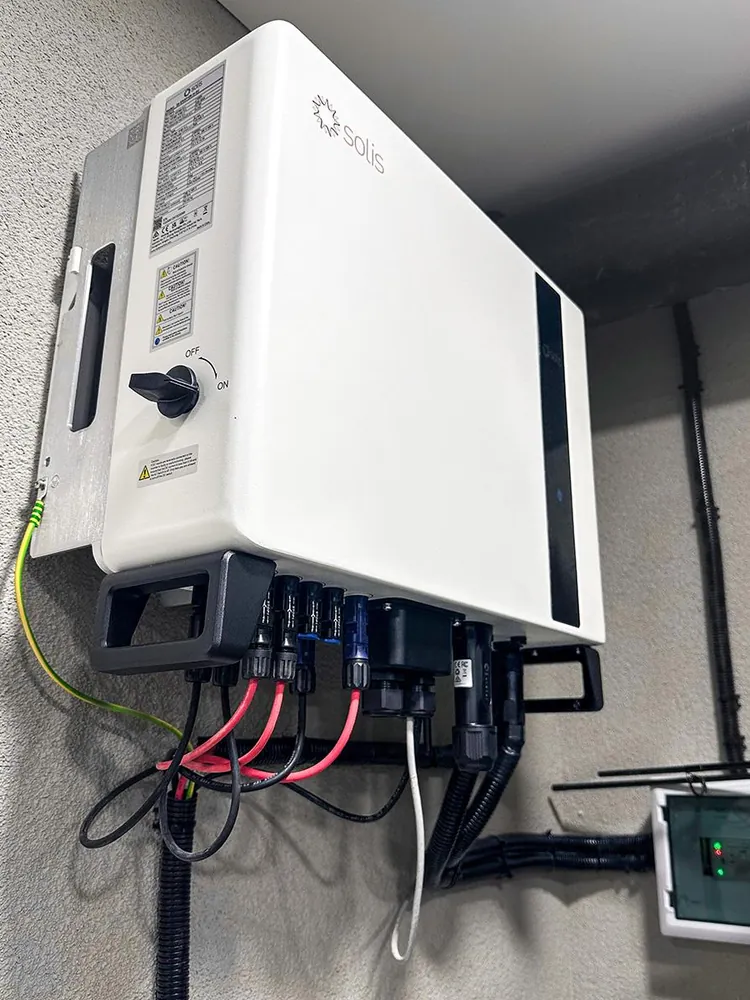 hibridinis inverteris saulės elektrinei su kaupikliu